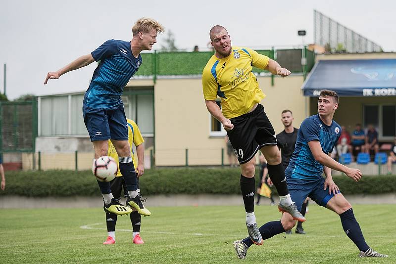 Fotbalisté FK Kozlovice (ve žlutém) v přátelském utkání s Vyškovem.
