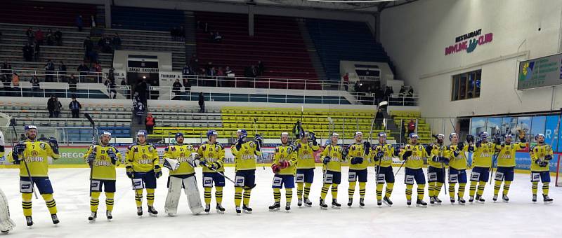 Hokejisté HC Zubr Přerov (ve žlutém) na ledě AZ Residomo Havířov