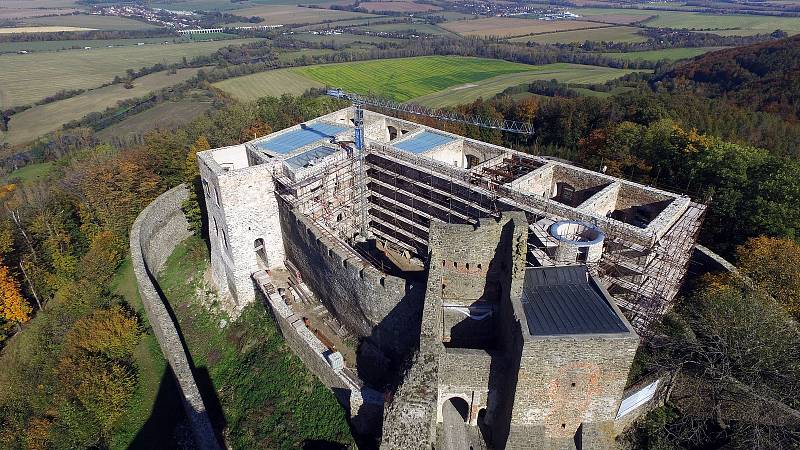 Rekonstruovaný hradní palác na hradě Helfštýn kryjí skleněné střechy.