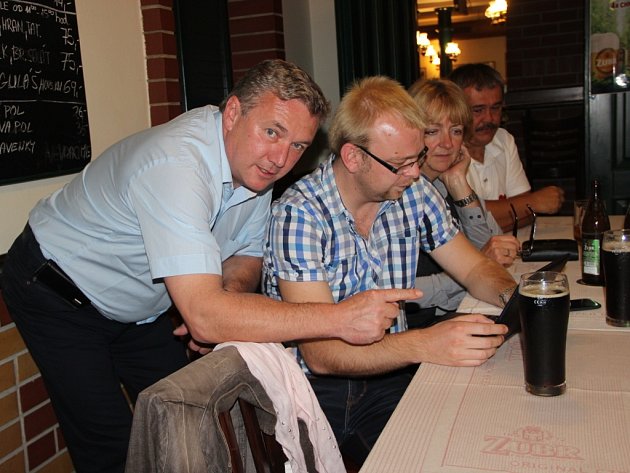 Ministr dopravy Antonín Prachař sleduje výsledky voleb v restauraci U Labutě v Přerově