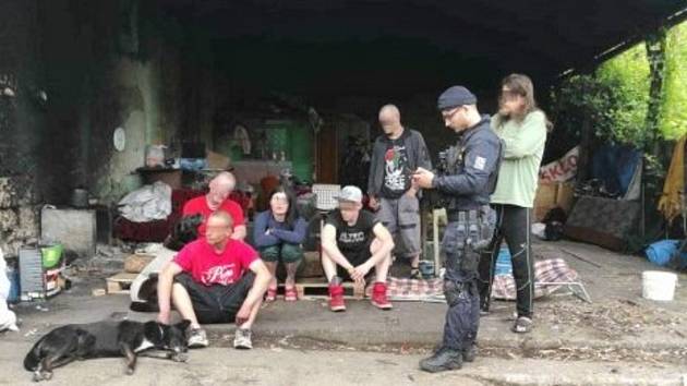 Přerovští policisté a strážníci se opět zaměřili na kontrolu squatů a okolí marketů, kde se zdržují opilci a pobudové.