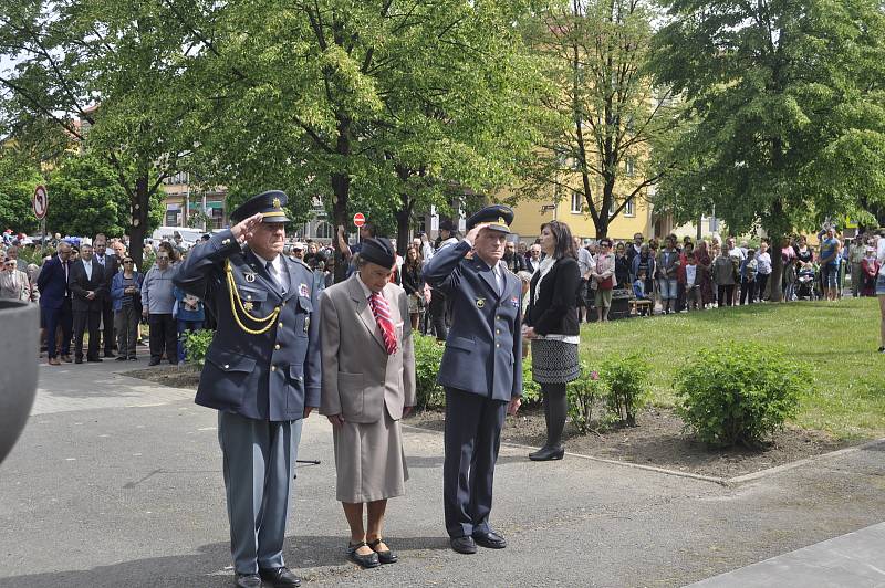 Přerované v úterý oslavili Den Vítězství, bohatý program v Želatovské ulici lákal na vojenskou, policejní i hasičskou techniku. K vidění také byly i zásahy policistů