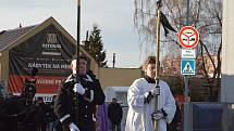 Tradiční romský pohřební průvod se vydal z kostela sv. Vavřince přes město až na přerovský hřbitov. Doprovodit zesnulou na poslední cestě přišel velký zástup lidí. 7. ledna 2022