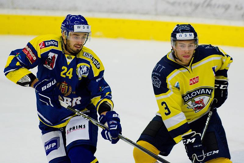 Hokejisté Přerova (v modrém) proti Ústí nad Labem (7:4).