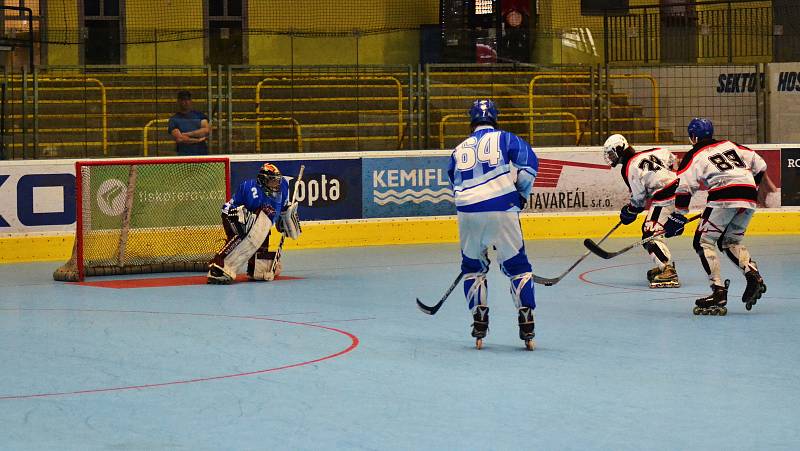 IHC Night Birds Přerov (v bílém) ve finále extraligy porazili IHC Čerti Kladno