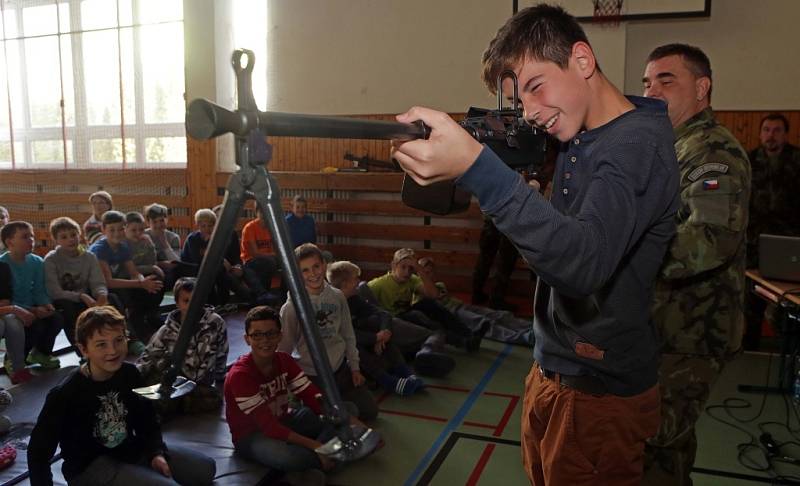 Vojáci představili armádu na přerovské základní škole v ulici Za Mlýnem