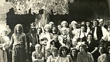  Nejznámější divadelní hru Aloise Jiráska si střihli dřevohostičtí ochotníci. Vystoupení se uskutečnilo koncem padesátých let. Soubor divadelních ochotníku je v Dřevohosticích i dnes.