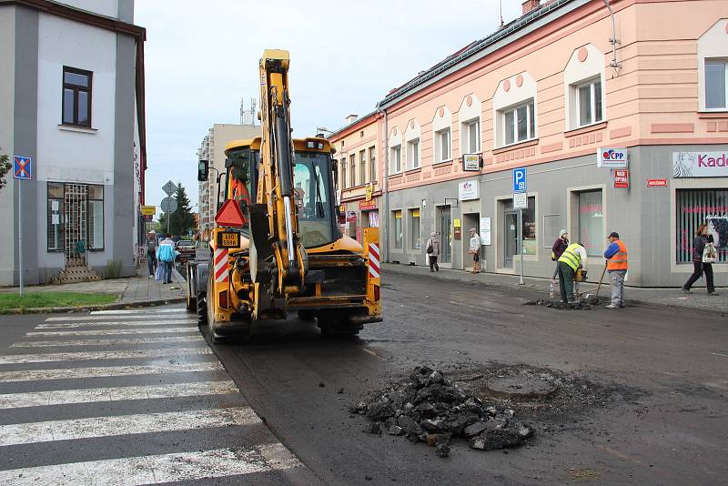 Kvůli náročné rekonstrukci je uzavřená Čechova ulice v Přerově. Řidiči musejí jezdit po objízdné trase