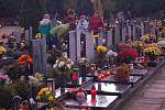 Lidé položili stovky svíček na přerovském hřbitově, aby uctitli památku zesnulých v podvečer pátku 2. listopadu. 