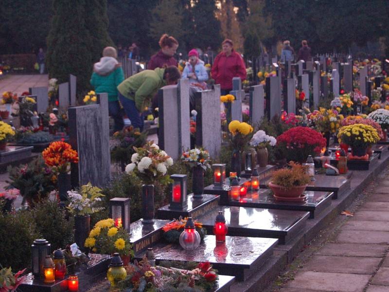 Lidé položili stovky svíček na přerovském hřbitově, aby uctitli památku zesnulých v podvečer pátku 2. listopadu. 