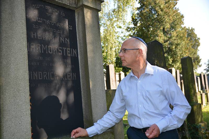 Na židovském hřbitově v Přerově byla ve čtvrtek odhalena pamětní deska, která připomíná slavného rodáka - židovského skladatele a klavíristu Gideona Kleina. Město si letos připomíná sto let od jeho narození.