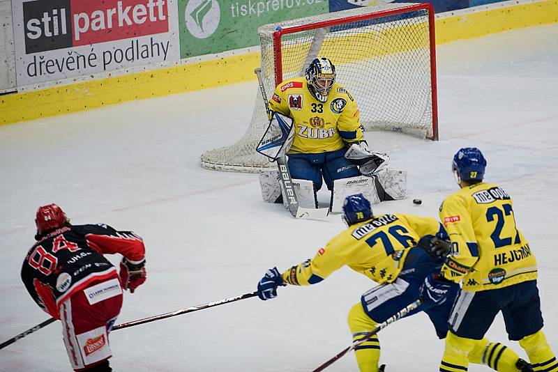 Hokejisté Přerova (ve žlutém) proti Prostějovu (4:2).