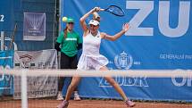 Linda Nosková (v bílém) ve finále turnaje Zubr Cup by OKsystem proti Rumunce Alexandře Ignatikové.