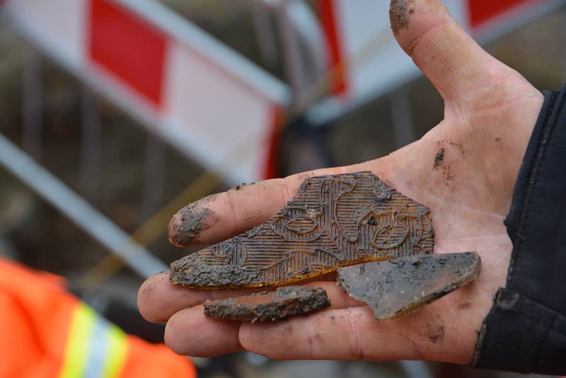 Přerovští dobrovolní hasiči v sobotu odčerpávali vodu z historické studny na Horním náměstí. Spolu s archeology prozkoumávali její dno.