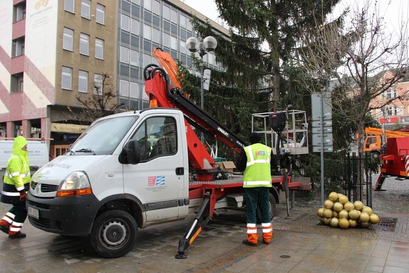 Instalace dřevěných stánků a zdobení vánočního stromu v Přerově