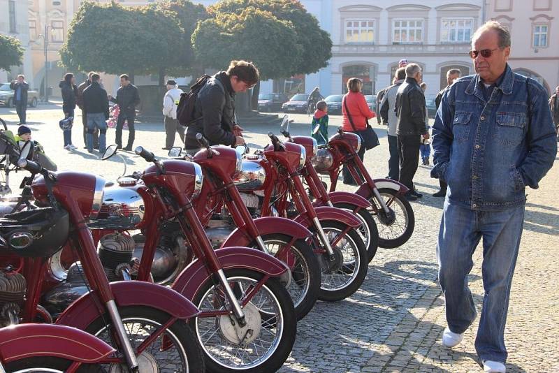 Spanilá jízda veteránů na závěr sezony vyjela z Lipníku nad Bečvou na Svatý Kopeček