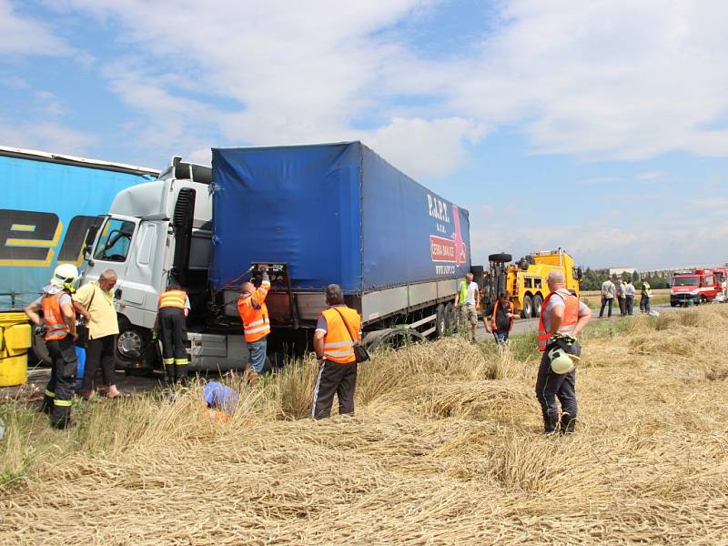 Tragická nehoda, při níž zemřela osmatřicetiletá řidička osobního auta, se stala v pondělí 18. července ráno mezi Přerovem a obcí Bochoř. Doprava zde byla na několik hodin zastavena. 