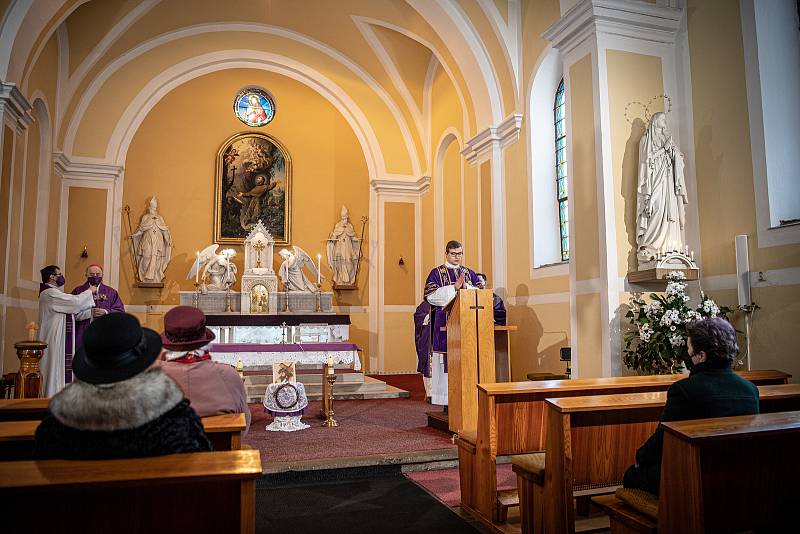 Slavnostní bohoslužba k 100. výročí vysvědčení Antonína Cyrila Stojana olomouckým arcibiskupem, 14. března 2021 v Běnově.