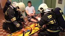 Velké cvičení záchranářů ve třináctiposchoďovém domě v ulici Trávník v Přerově