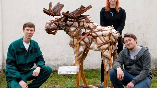 Studenti řezbářské školy v Tovačově vytvořili sochu Los z recyklovaného materiálu