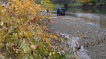 Ke znečištění řeky Bečvy došlo v úterý 27. října také v Přerově - barva vody byla oranžovo-rezavá.
