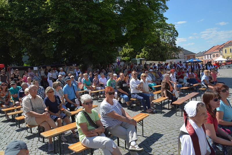 Folklorní festival v Přerově se vydařil. V hlavním programu na Horním náměstí se v sobotu odpoledne vystřídalo několik souborů, 11. 6. 2022