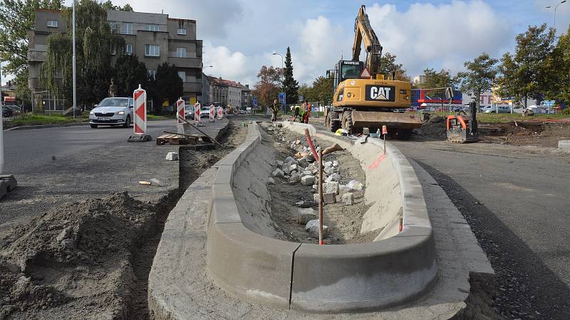 Pokládkou asfaltového koberce na druhé polovině silnice pokračují práce na stavbě průpichu u přerovského nádraží. 29. 9. 2022