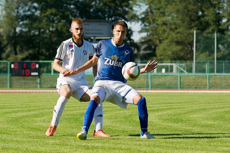 Fotbalisté Přerova (v modrém) proti rezervě 1. HFK Olomouc.