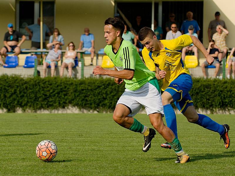 Fotbalisté FK Kozlovice (ve žlutém) porazili Jeseník 3:2.