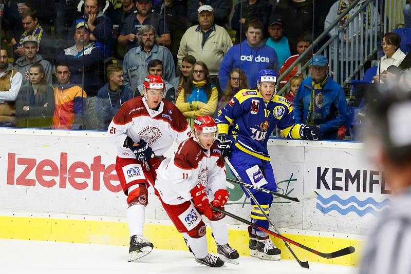 Hokejisté HC Zubr Přerov (v modrém) proti Frýdku-Místku (1:3).