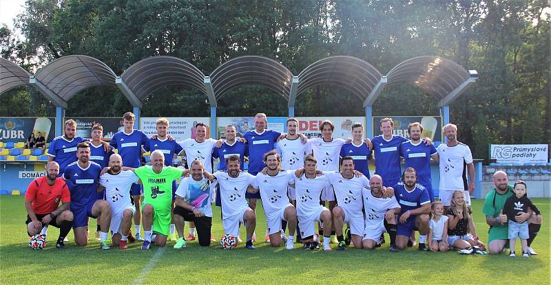 Benefiční fotbalové utkání Na Dětech Záleží. Tým Martina Zaťoviče (v modrém) proti týmu Tomáše Kundrátka (v bílém).