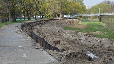 U tenisových kurtů v Přerově vyrůstá protipovodňová zídka, které musely ustoupit letité stromy. 28. dubna 2022