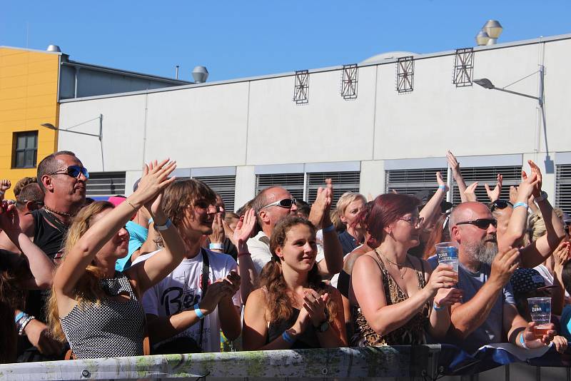 V areálu přerovského pivovaru Zubr to v sobotu celý den žilo.  Pivo teklo proudem a tradiční Zubrfest hostil na dvou scénách skvělé kapely.