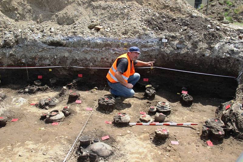 Přerovští archeologové objevili v lokalitě u Prioru 24 popelnicových hro­bů.