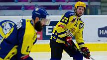 Hokejisté HC Zubr Přerov (v modrém) v "Posledním špílu sezony" profi sým fanouškům. Foto: Deník/Jan Pořízek