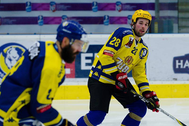 Hokejisté HC Zubr Přerov (v modrém) v "Posledním špílu sezony" profi sým fanouškům. Foto: Deník/Jan Pořízek