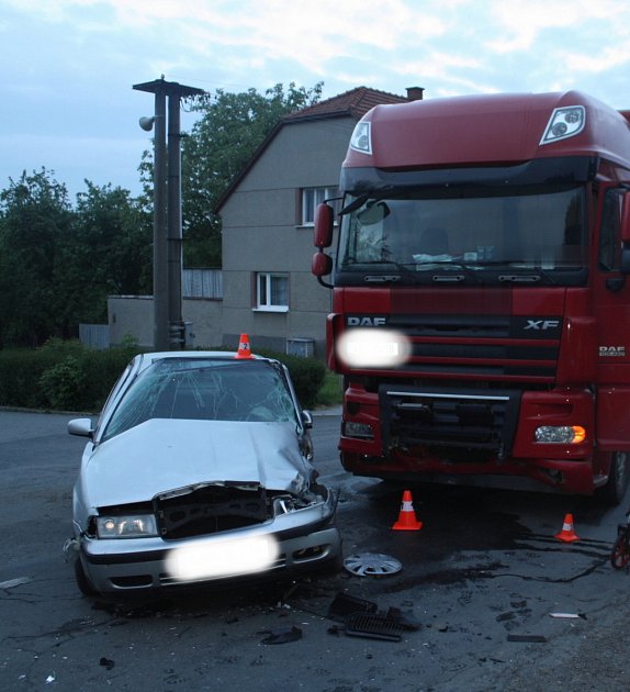 Lehkým zraněním řidičky skončila srážka osobního a nákladního vozu, ke které došlo v úterý nad ránem v Domaželicích na Přerovsku