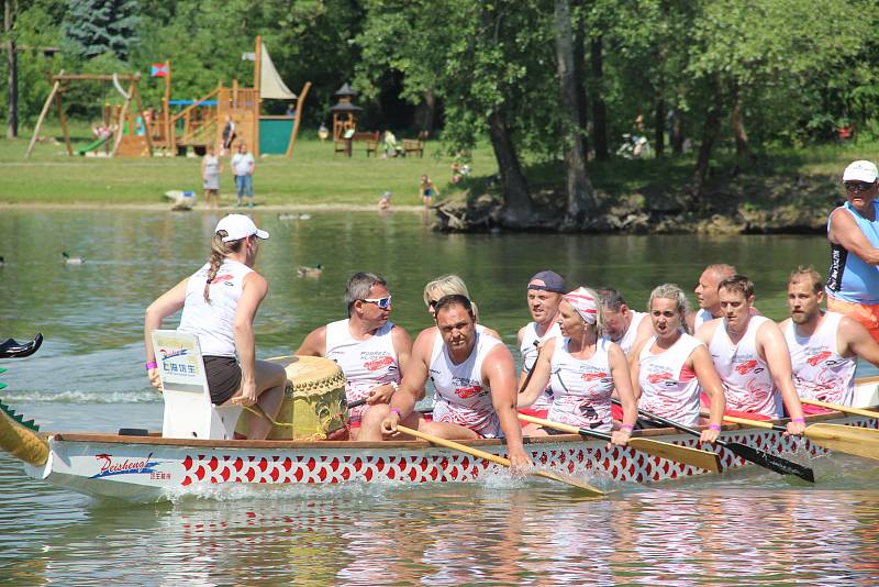 Festivalem dračích lodí ožil o víkendu areál přerovské Laguny.