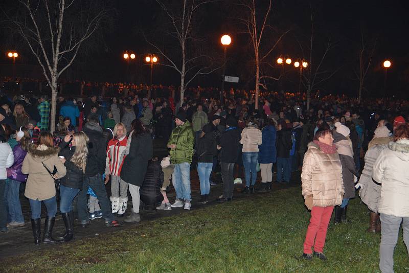 U břehů řeky Bečvy v Přerově se sešly na Nový rok vpodvečer tisíce lidí. Novoročního ohňostroje se ale kvůli technické závadě nedočkali.