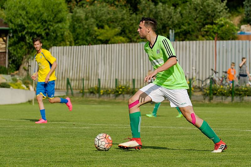 Fotbalisté FK Kozlovice (ve žlutém) porazili Jeseník 3:2.