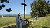 V Přerově si v sobotu odpoledne připomněli poválečnou tragédii - masakr na Švédských šancích. Pietní akt se konal na dvou místech - na Městském hřbitově v Přerově a u kříže na Švédských šancích. Právě v těchto místech bylo v noci z 18. na 19. června 1945 