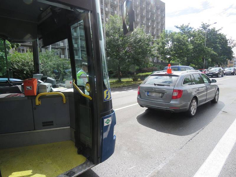 Autobus na Velké Dlážce narazil do osobního automobilu. Zranil se jeden člověk.