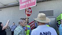 Premiér Andrej Babiš (ANO) v sobotu 21. srpna 2021 dopoledne v Přerově podepisoval svoji novou knihu, fotil se s fanoušky a rozdával zmrzlinu. Předvolební setkání narušil hlasitý protest zástupců přerovské pobočky Konfederace politických vězňů (KPV)