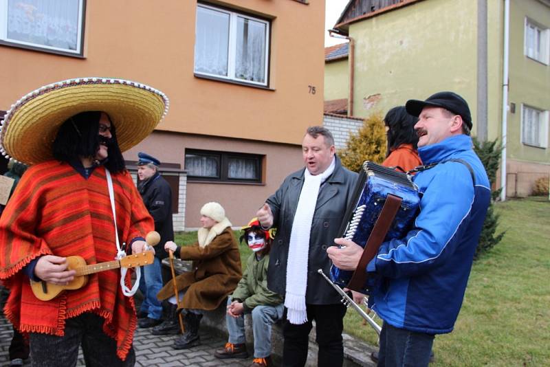 Průvod masek prošel v sobotu odpoledne Hluzovem u Černotína. Tradiční masopustní veselí se vydařilo.