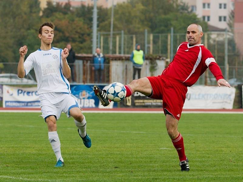 Fotbalisté Přerova (v bílém) proti Pusté Polomi. 