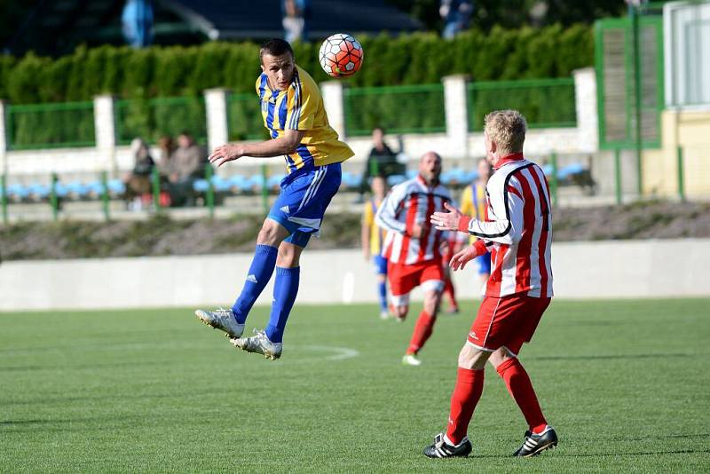 Fotbalisté Kozlovic (v modrožluté) proti Staré Říši