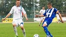 Fotbalisté Přerova (v bílém) v domácím derby s Hranicem