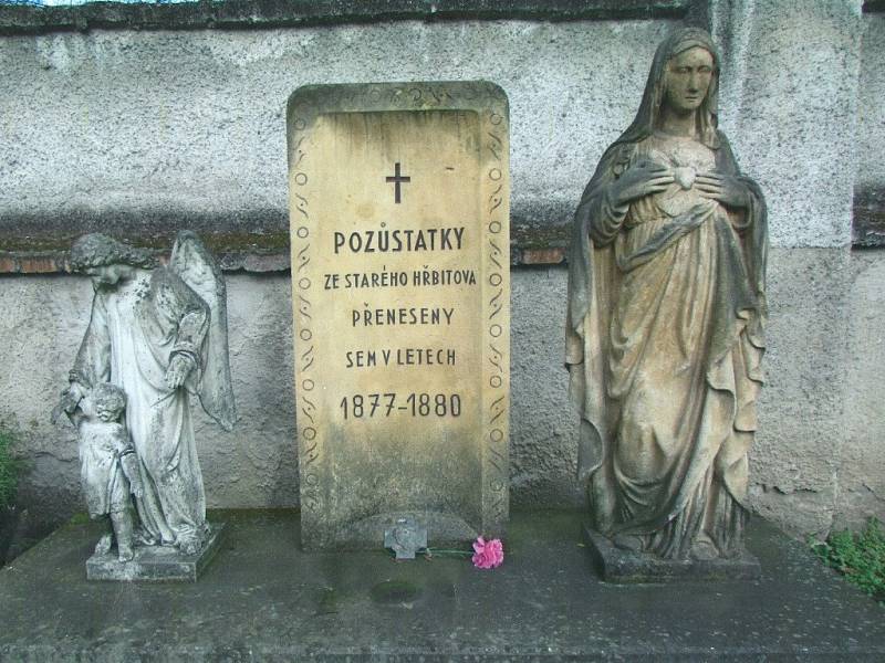V noci z pondělí 31. srpna na úterý 1. září neznámý pachatel ukradl pískovcovou sochu Panny Marie, která se nacházela ve staré části přerovského hřbitova poblíž pomníku obětem masakru na Švédských šancí.