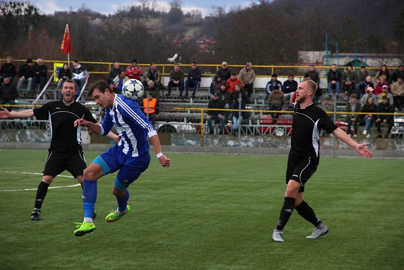 Fotbalisté SK Hranice (v pruhovaném) porazili Kozlovice 1:0.