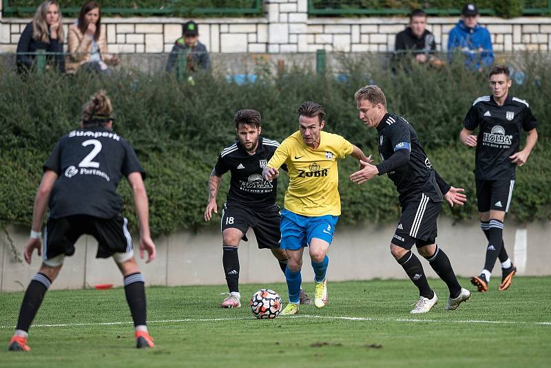 Fotbalisté Kozlovic (ve žlutém) porazili 3:0 Šumperk.